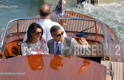 George Clooney e Amal Alamuddin novelli sposi, mentre in motoscafo navigano sul Canal Grande per raggiungere lhotel Cipriani alla Giudecca, Venezia 28 settembre 2014..George Clooney and Amal Alamuddin newlyweds, while in motorboat they sail on the Grand Canal to reach the hotel Cipriani alla Giudecca, Venice 28 September 2014. ©Andrea Merola/Rosebud2