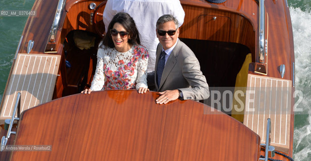 George Clooney e Amal Alamuddin novelli sposi, mentre in motoscafo navigano sul Canal Grande per raggiungere lhotel Cipriani alla Giudecca, Venezia 28 settembre 2014..George Clooney and Amal Alamuddin newlyweds, while in motorboat they sail on the Grand Canal to reach the hotel Cipriani alla Giudecca, Venice 28 September 2014. ©Andrea Merola/Rosebud2