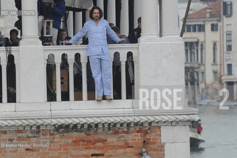 L’attore statunitense Johnny Depp (al centro sulla balaustra)  prova una scena del film  The Tourist, thriller in parte ambientato a Venezia, Venezia 10 maggio 2010..The Us actor Johnny Depp (in the middle on the balustrade) tries a scene from the film The Tourist, a thriller partly set in Venice, Venice 10 May 2010. ©Andrea Merola/Rosebud2