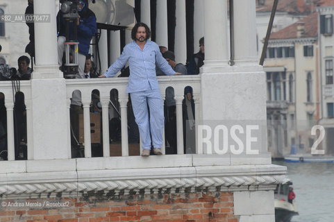 L’attore statunitense Johnny Depp (al centro sulla balaustra) prova una scena del film  The Tourist, thriller in parte ambientato a Venezia, Venezia 10 maggio 2010..The Us actor Johnny Depp (in the middle on the balustrade)  tries a scene from the film The Tourist, a thriller partly set in Venice, Venice 10 May 2010. ©Andrea Merola/Rosebud2