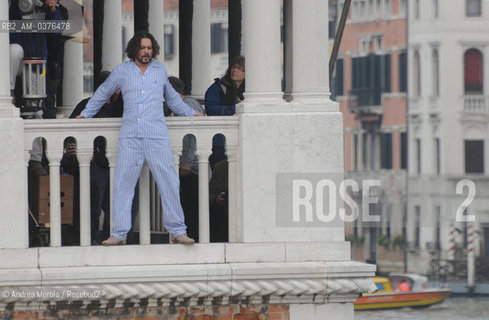 L’attore statunitense Johnny Depp (al centro sulla balaustra)  prova una scena del film  The Tourist, thriller in parte ambientato a Venezia, Venezia 10 maggio 2010..The Us actor Johnny Depp (in the middle on the balustrade) and the Usdirector Florian Henckel von Donnersmarck (on the right of the photo) try a scene from the film The Tourist, a thriller partly set in Venice, Venice 10 May 2010. ©Andrea Merola/Rosebud2