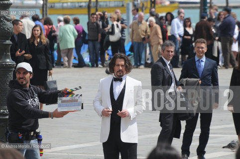 L’attore statunitense Johnny Depp prova una scena del film  The Tourist, thriller in parte ambientato a Venezia, Venezia 13 maggio 2010..The Us actor Johnny Depp (in the middle) tries a scene from the film The Tourist, a thriller partly set in Venice, Venice 13 May 2010. ©Andrea Merola/Rosebud2