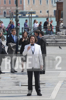 L’attore statunitense Johnny Depp prova una scena del film  The Tourist, thriller in parte ambientato a Venezia, Venezia 13 maggio 2010..The Us actor Johnny Depp (in the middle) tries a scene from the film The Tourist, a thriller partly set in Venice, Venice 13 May 2010. ©Andrea Merola/Rosebud2