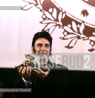 L’attore statunitense Al Pacino alla 51° edizione del Festival Internazionale di Arte Cinematografica, vincitore del Leone d’oro alla carriera, Venezia 12 settembre 1994..The Us actor Al Pacino at the 51st edition of the International Film Festival, winner of the Golden Lion for Lifetime Achievement, Venice 12 September 1994.. ©Andrea Merola/Rosebud2