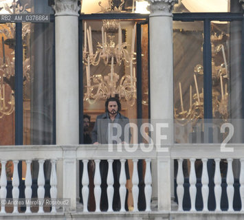 L’attore statunitense Johnny Depp prova una scena del film  The Tourist, thriller in parte ambientato a Venezia, Venezia 1 marzo 2010..The Us actor Johnny Depp  tries a scene from the film The Tourist, a thriller partly set in Venice, Venice 01,  march 2010. ©Andrea Merola/Rosebud2