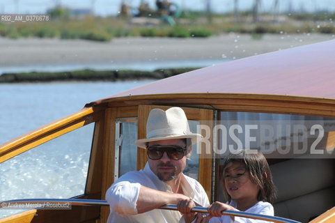 L’attore statunitense Brad Pitt (fotografato con uno dei figli) a Venezia, per la Mostra Internazionale d’Arte Cinematografica edizione 65, con il film “Burn After Reading” diretto dai registi statunitensi Joel e Ethan Cohen, Venezia 26 agosto 2008. .The Us actor Brad Pitt (photographed with one of his sons) in Venice, for the 65th International Film Festival, to premiere the film Burn After Reading directed by US directors Joel and Ethan Cohen, Venice August 26, 2008. ©Andrea Merola/Rosebud2