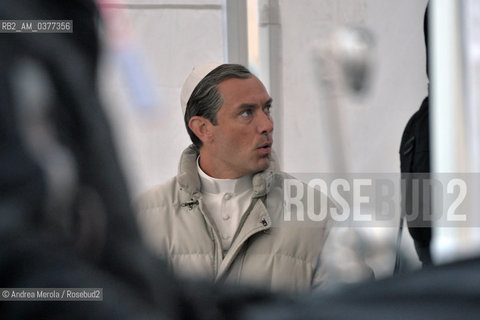 L’attore inglese Jude Law sul set di “The Young Pope”, in piazza San Marco, Venezia, 12 gennaio 2016..The british actor Jude Law on the set of the movie tv “The Young Pope”, in st Markus Square, Venice, january 12th 2016. ©Andrea Merola/Rosebud2