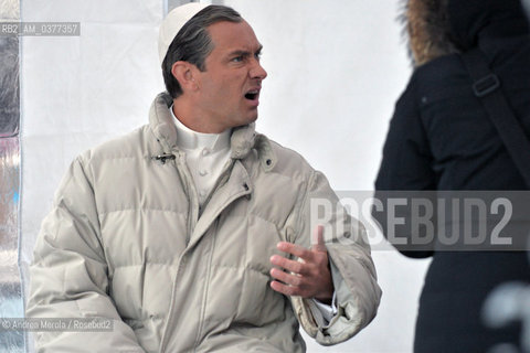 L’attore inglese Jude Law sul set di “The Young Pope”, in piazza San Marco, Venezia, 12 gennaio 2016..The british actor Jude Law on the set of the movie tv “The Young Pope”, in st Markus Square, Venice, january 12th 2016. ©Andrea Merola/Rosebud2