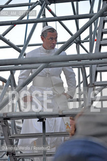 L’attore inglese Jude Law sul set di “The Young Pope”, in piazza San Marco, Venezia, 12 gennaio 2016..The british actor Jude Law on the set of the movie tv “The Young Pope”, in st Markus Square, Venice, january 12th 2016. ©Andrea Merola/Rosebud2