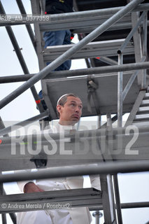 L’attore inglese Jude Law sul set di “The Young Pope”, in piazza San Marco, Venezia, 12 gennaio 2016..The british actor Jude Law on the set of the movie tv “The Young Pope”, in st Markus Square, Venice, january 12th 2016. ©Andrea Merola/Rosebud2