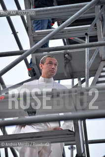 L’attore inglese Jude Law sul set di “The Young Pope”, in piazza San Marco, Venezia, 12 gennaio 2016..The british actor Jude Law on the set of the movie tv “The Young Pope”, in st Markus Square, Venice, january 12th 2016. ©Andrea Merola/Rosebud2