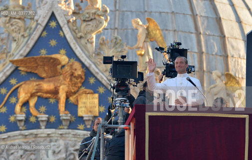 L’attore inglese Jude Law sul set di “The Young Pope”, in piazza San Marco, Venezia, 12 gennaio 2016..The british actor Jude Law on the set of the movie tv “The Young Pope”, in st Markus Square, Venice, january 12th 2016. ©Andrea Merola/Rosebud2