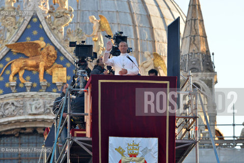 L’attore inglese Jude Law sul set di “The Young Pope”, in piazza San Marco, Venezia, 12 gennaio 2016..The british actor Jude Law on the set of the movie tv “The Young Pope”, in st Markus Square, Venice, january 12th 2016. ©Andrea Merola/Rosebud2