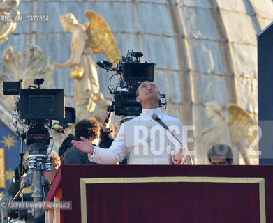 L’attore inglese Jude Law sul set di “The Young Pope”, in piazza San Marco, Venezia, 12 gennaio 2016..The british actor Jude Law on the set of the movie tv “The Young Pope”, in st Markus Square, Venice, january 12th 2016. ©Andrea Merola/Rosebud2