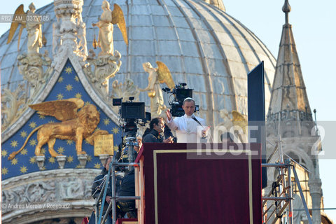 L’attore inglese Jude Law sul set di “The Young Pope”, in piazza San Marco, Venezia, 12 gennaio 2016..The british actor Jude Law on the set of the movie tv “The Young Pope”, in st Markus Square, Venice, january 12th 2016. ©Andrea Merola/Rosebud2