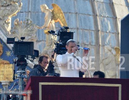 L’attore inglese Jude Law sul set di “The Young Pope”, in piazza San Marco, Venezia, 12 gennaio 2016..The british actor Jude Law on the set of the movie tv “The Young Pope”, in st Markus Square, Venice, january 12th 2016. ©Andrea Merola/Rosebud2