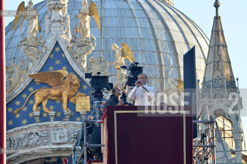 L’attore inglese Jude Law sul set di “The Young Pope”, in piazza San Marco, Venezia, 12 gennaio 2016..The british actor Jude Law on the set of the movie tv “The Young Pope”, in st Markus Square, Venice, january 12th 2016. ©Andrea Merola/Rosebud2