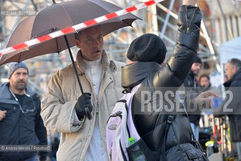 L’attore inglese Jude Law sul set di “The Young Pope”, in piazza San Marco, Venezia, 12 gennaio 2016..The british actor Jude Law on the set of the movie tv “The Young Pope”, in st Markus Square, Venice, january 12th 2016. ©Andrea Merola/Rosebud2