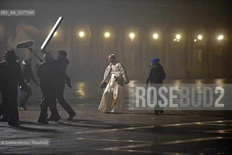 L’attore inglese Jude Law sul set di “The Young Pope”, in piazza San Marco, Venezia, 13 gennaio 2016..The british actor Jude Law on the set of the movie tv “The Young Pope”, in st Markus Square, Venice, january 13th 2016. ©Andrea Merola/Rosebud2