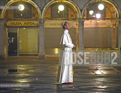 L’attore inglese Jude Law sul set di “The Young Pope”, in piazza San Marco, Venezia, 13 gennaio 2016..The british actor Jude Law on the set of the movie tv “The Young Pope”, in st Markus Square, Venice, january 13th 2016. ©Andrea Merola/Rosebud2