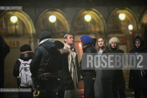 L’attore inglese Jude Law sul set di “The Young Pope”, in piazza San Marco, Venezia, 13 gennaio 2016..The british actor Jude Law on the set of the movie tv “The Young Pope”, in st Markus Square, Venice, january 13th 2016. ©Andrea Merola/Rosebud2