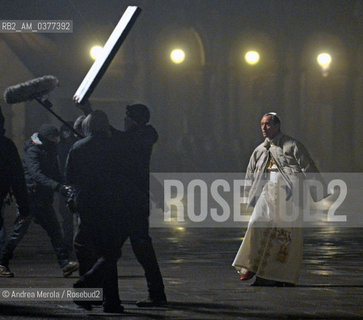 L’attore inglese Jude Law sul set di “The Young Pope”, in piazza San Marco, Venezia, 13 gennaio 2016..The british actor Jude Law on the set of the movie tv “The Young Pope”, in st Markus Square, Venice, january 13th 2016. ©Andrea Merola/Rosebud2