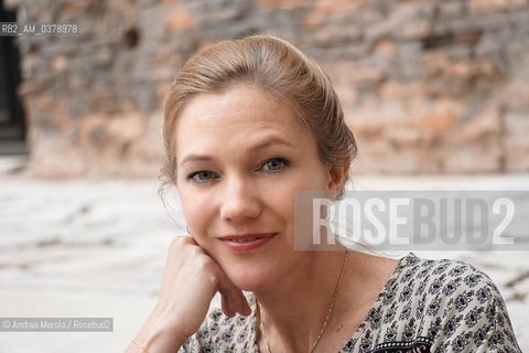 La scrittrice norvegese Maja Lunde posa per una foto, durante una pausa del festival di letteratura Incroci di Civiltà, a Venezia, 6 aprile 2019..Norvegian writer Maja Lunde poses, during a break in the literature festival Incroci di Civiltà, in Venice, 6 April 2019. ©Andrea Merola/Rosebud2