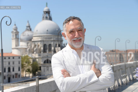 L’architetto statunitense di origine libanese Hashim Sarkis posa sulla terrazza panoramica di Cà Giustinian, poco prima della conferenza stampa di presentazione della diciassettesima edizione di Biennale Architettura, Venezia 16 luglio 2019. Hashim Sarkis è stato designato dal consiglio direttivo della Biennale come curatore di Biennale Architettura 17. ©Andrea Merola/Rosebud2