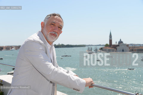 L’architetto statunitense di origine libanese Hashim Sarkis posa sulla terrazza panoramica di Cà Giustinian, poco prima della conferenza stampa di presentazione della diciassettesima edizione di Biennale Architettura, Venezia 16 luglio 2019. Hashim Sarkis è stato designato dal consiglio direttivo della Biennale come curatore di Biennale Architettura 17. ©Andrea Merola/Rosebud2