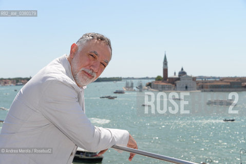 L’architetto statunitense di origine libanese Hashim Sarkis posa sulla terrazza panoramica di Cà Giustinian, poco prima della conferenza stampa di presentazione della diciassettesima edizione di Biennale Architettura, Venezia 16 luglio 2019. Hashim Sarkis è stato designato dal consiglio direttivo della Biennale come curatore di Biennale Architettura 17. ©Andrea Merola/Rosebud2