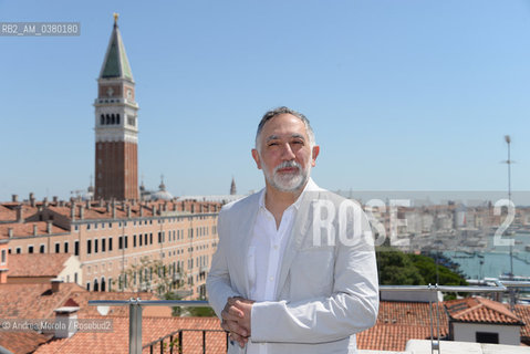 L’architetto statunitense di origine libanese Hashim Sarkis posa sulla terrazza panoramica di Cà Giustinian, poco prima della conferenza stampa di presentazione della diciassettesima edizione di Biennale Architettura, Venezia 16 luglio 2019. Hashim Sarkis è stato designato dal consiglio direttivo della Biennale come curatore di Biennale Architettura 17. ©Andrea Merola/Rosebud2