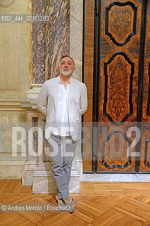 L’architetto statunitense di origine libanese Hashim Sarkis posa nella sala della colonne di Cà Giustinian, poco prima della conferenza stampa di presentazione della diciassettesima edizione di Biennale Architettura, Venezia 16 luglio 2019. Hashim Sarkis è stato designato dal consiglio direttivo della Biennale come curatore di Biennale Architettura 17. ©Andrea Merola/Rosebud2