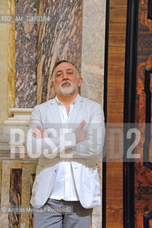 L’architetto statunitense di origine libanese Hashim Sarkis posa nella sala della colonne di Cà Giustinian, poco prima della conferenza stampa di presentazione della diciassettesima edizione di Biennale Architettura, Venezia 16 luglio 2019. Hashim Sarkis è stato designato dal consiglio direttivo della Biennale come curatore di Biennale Architettura 17. ©Andrea Merola/Rosebud2