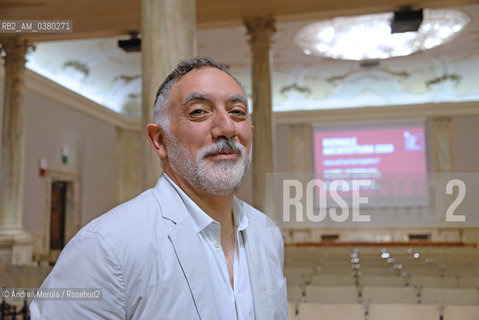 L’architetto statunitense di origine libanese Hashim Sarkis posa nella sala della colonne di Cà Giustinian, poco prima della conferenza stampa di presentazione della diciassettesima edizione di Biennale Architettura, Venezia 16 luglio 2019. Hashim Sarkis è stato designato dal consiglio direttivo della Biennale come curatore di Biennale Architettura 17. ©Andrea Merola/Rosebud2