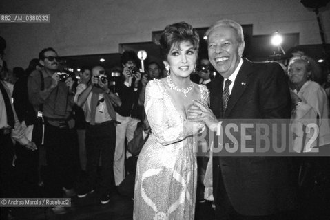 L’attrice italiana Gina Lollobrigida e il critico cinematografico Gian Luigi Rondi, direttore della 41° edizione della Mostra del Cinema di Venezia, la sera del 7 settembre 1984. ©Andrea Merola/Rosebud2