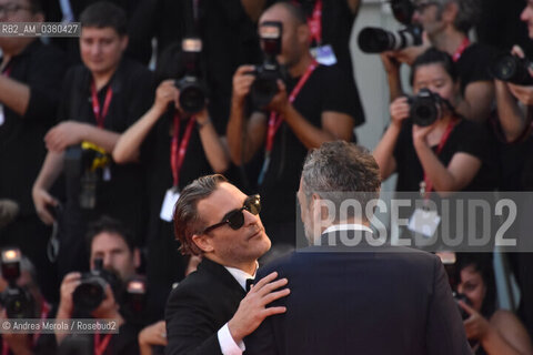 L’attore statunitense Joaquin Phoenix e il regista statunitense Todd Phillips (di spalle) alla 76° edizione della Mostra Internazionale d’Arte Cinematografica di Venezia, protagonista nel film “Joker” del regista Todd Phillips, 31 agosto 2019. ©Andrea Merola/Rosebud2