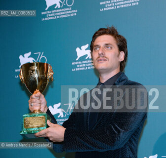 L’attore italiano Luca Marinelli Coppa Volpi per la miglior interpretazione maschile per il film “Martin Eden”, alla 76° edizione della Mostra Internazionale d’Arte Cinematografica di Venezia, 7 settembre 2019. ©Andrea Merola/Rosebud2