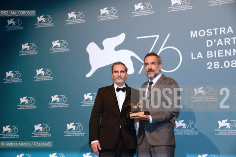 Il regista statunitense Todd Phillips Leone d’Oro alla 76° edizione della Mostra Internazionale d’Arte Cinematografica di Venezia con il film “Joker”, e l’attore statunitense Joaquin Phoenix, 7 settembre 2019. ©Andrea Merola/Rosebud2