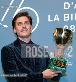 L’attore italiano Luca Marinelli Coppa Volpi per la miglior interpretazione maschile per il film “Martin Eden”, alla 76° edizione della Mostra Internazionale d’Arte Cinematografica di Venezia, 7 settembre 2019. ©Andrea Merola/Rosebud2