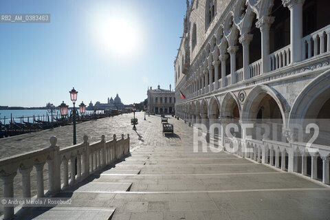 Venezia deserta, nel primo pomeriggio, nei luoghi topici dell’overtourism, domenica 15 marzo 2020. ©Andrea Merola/Rosebud2