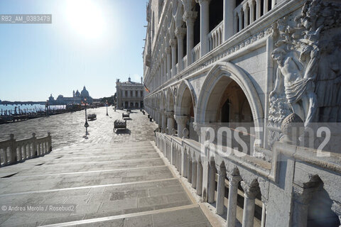 Venezia deserta, nel primo pomeriggio, nei luoghi topici dell’overtourism, domenica 15 marzo 2020. ©Andrea Merola/Rosebud2