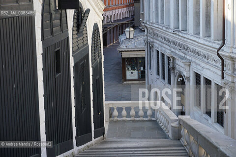 Venezia deserta, nel primo pomeriggio, nei luoghi topici dell’overtourism, domenica 15 marzo 2020. ©Andrea Merola/Rosebud2