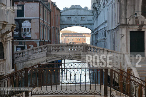 Venezia deserta, nel primo pomeriggio, nei luoghi topici dell’overtourism, domenica 15 marzo 2020. ©Andrea Merola/Rosebud2