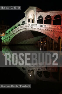 Venezia durante il lockdown, il ponte di Rialto sul Canal Grande illuminato con i colori del Tricolore italiano, lunedì 27 aprile 2020. ©Andrea Merola/Rosebud2