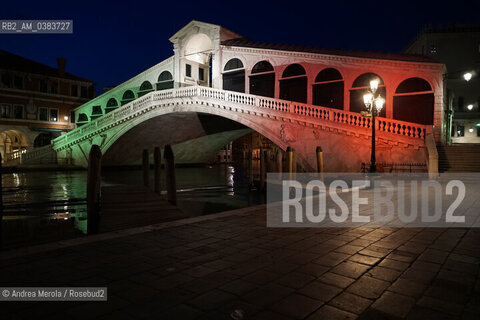 Venezia durante il lockdown, il ponte di Rialto sul Canal Grande illuminato con i colori del Tricolore italiano, lunedì 27 aprile 2020. ©Andrea Merola/Rosebud2