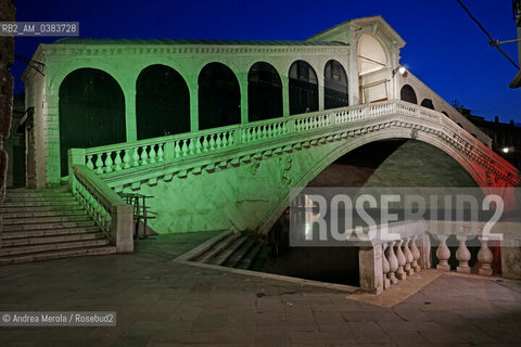 Venezia durante il lockdown, il ponte di Rialto sul Canal Grande illuminato con i colori del Tricolore italiano, lunedì 27 aprile 2020. ©Andrea Merola/Rosebud2