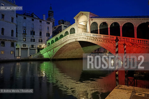 Venezia durante il lockdown, il ponte di Rialto sul Canal Grande illuminato con i colori del Tricolore italiano, lunedì 27 aprile 2020. ©Andrea Merola/Rosebud2