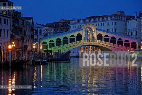 Venezia durante il lockdown, il ponte di Rialto sul Canal Grande illuminato con i colori del Tricolore italiano, lunedì 27 aprile 2020. ©Andrea Merola/Rosebud2