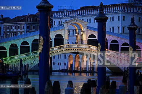 Venezia durante il lockdown, il ponte di Rialto sul Canal Grande illuminato con i colori del Tricolore italiano, lunedì 27 aprile 2020. ©Andrea Merola/Rosebud2