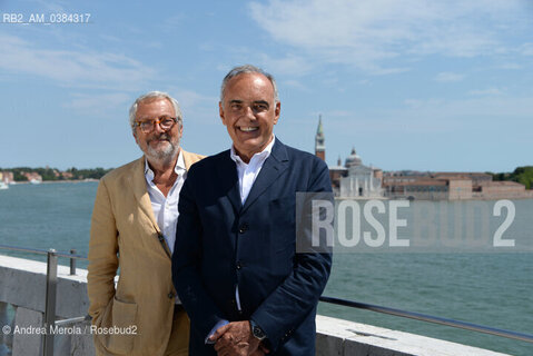 Da sx a dx: Roberto Cicutto, produttore e critico cinematografico, neo presidente della Biennale di Venezia, e Alberto Barbera, direttore del Festival Internazionale d’Arte Cimatografica di Venezia posano sulla terrazza di Cà Giustinian, Venezia, 28 luglio 2020. ©Andrea Merola/Rosebud2